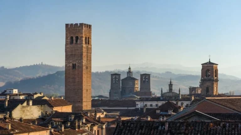 "La Torre Troyana sui tetti del centro storico di Asti nella luce del mattino"