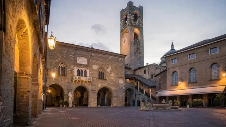 "Piazza Vecchia nella Città Alta di Bergamo al tramonto"