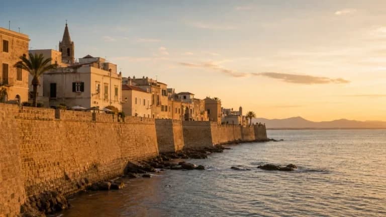 "I bastioni catalani di Alghero affacciati sul mare al tramonto"