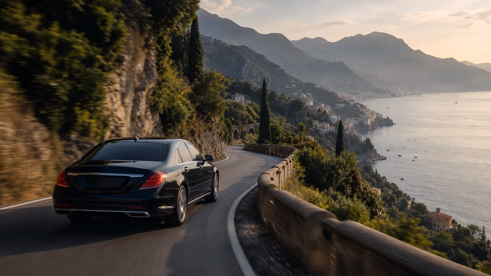 "Mercedes con autista privato su una strada panoramica italiana durante un viaggio tra piu' destinazioni"
