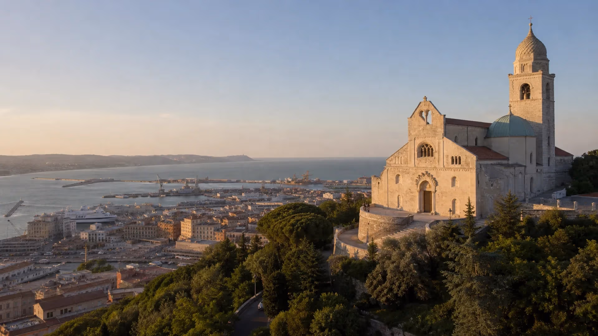 "Il duomo di San Ciriaco sul colle di Ancona con il porto e l'Adriatico"