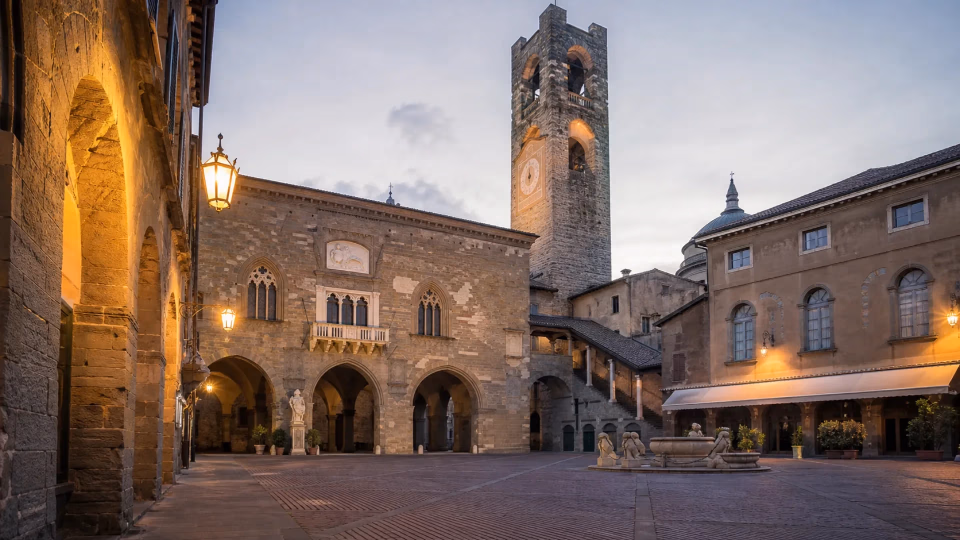 "Piazza Vecchia nella Città Alta di Bergamo al tramonto"