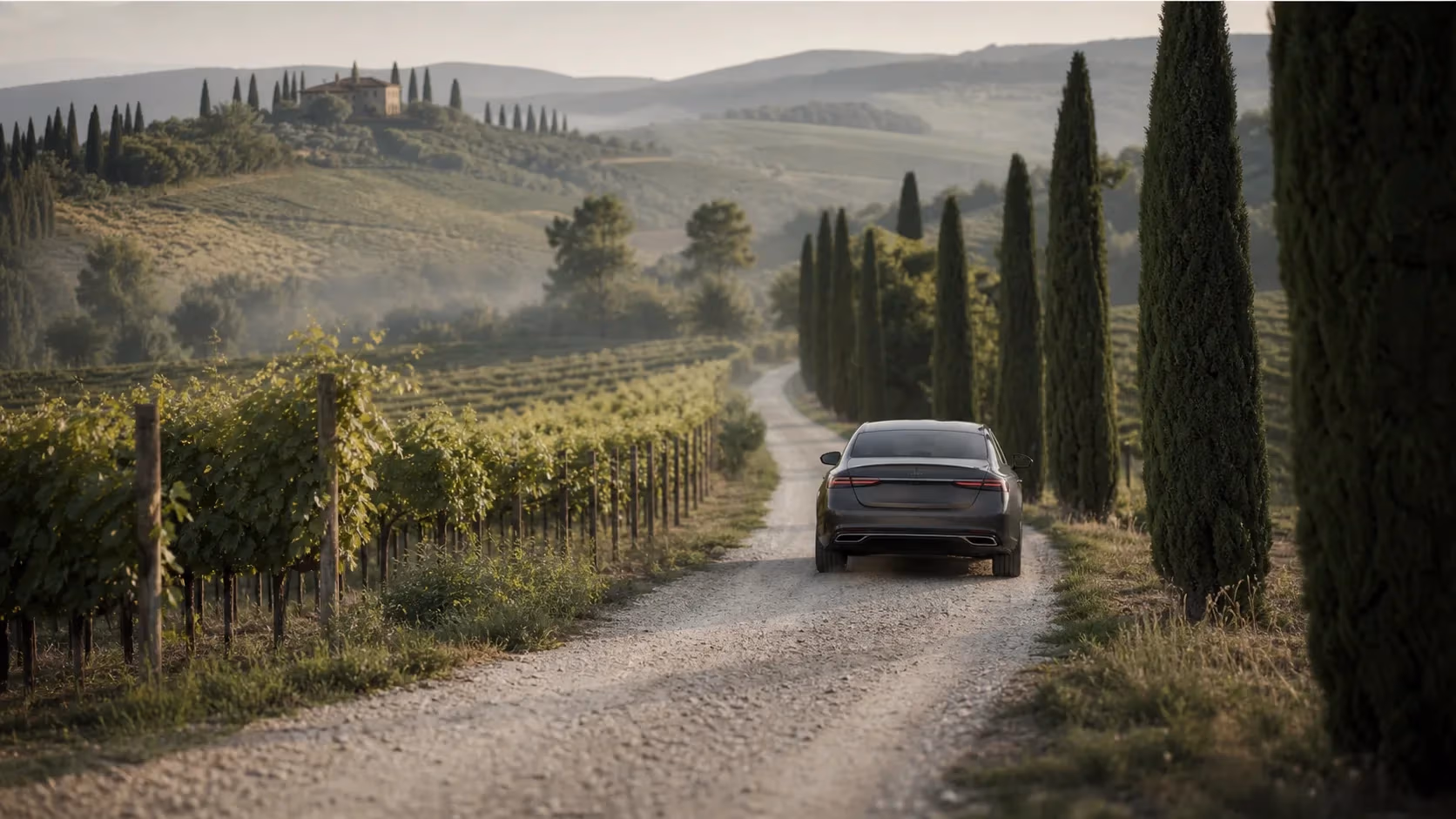 "Auto con autista privato su una strada bianca tra i vigneti del Chianti al mattino"