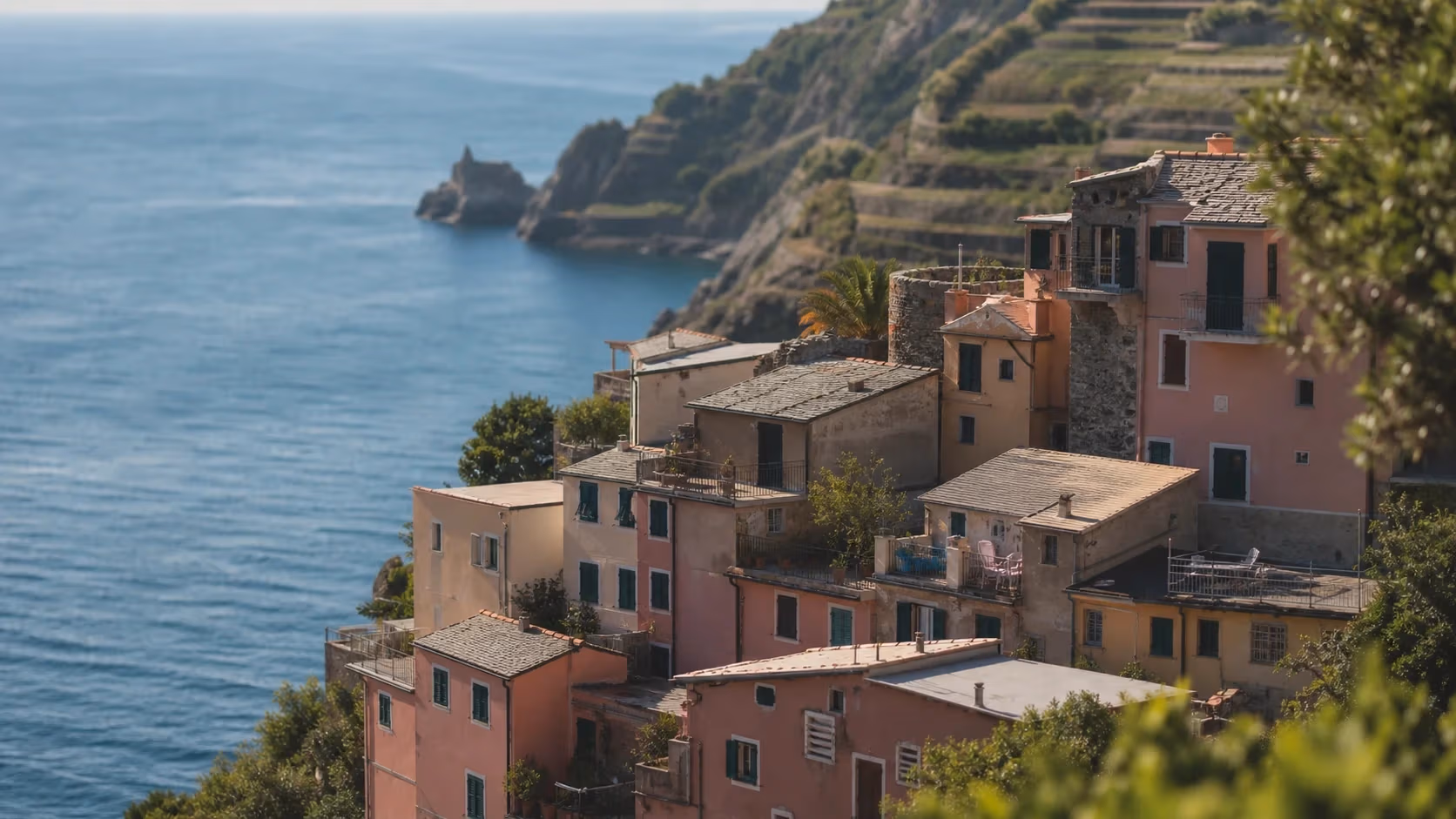 "Borgo delle Cinque Terre con case colorate a picco sul mare ligure al mattino"