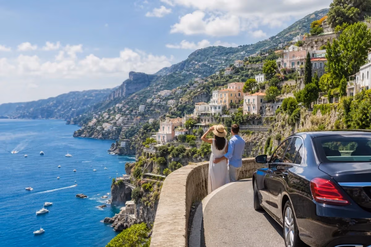 "Auto con autista privato lungo la strada panoramica verso Amalfi a metà mattina"