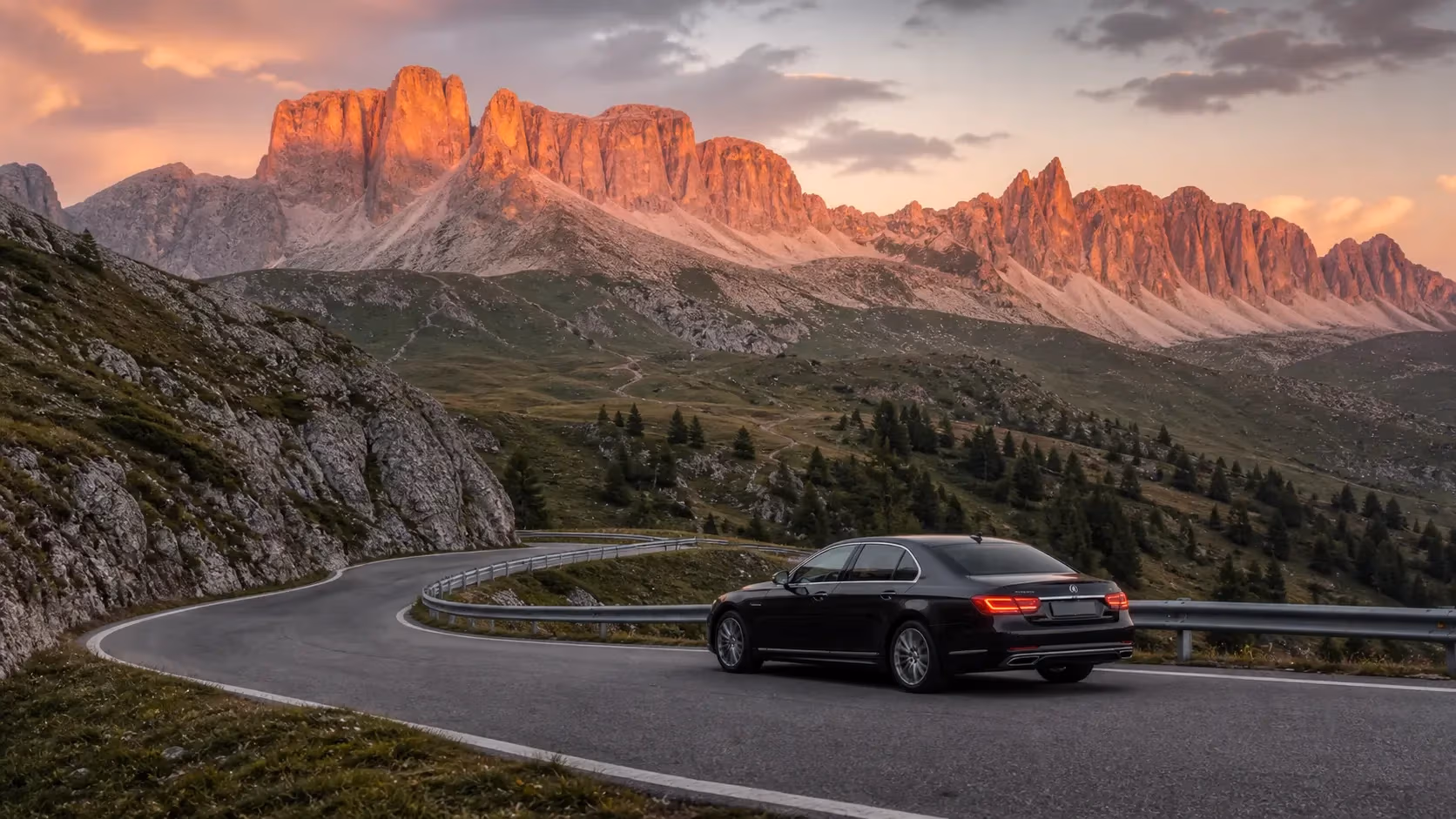 "Auto con autista su un passo delle Dolomiti al tramonto con le cime rosa"